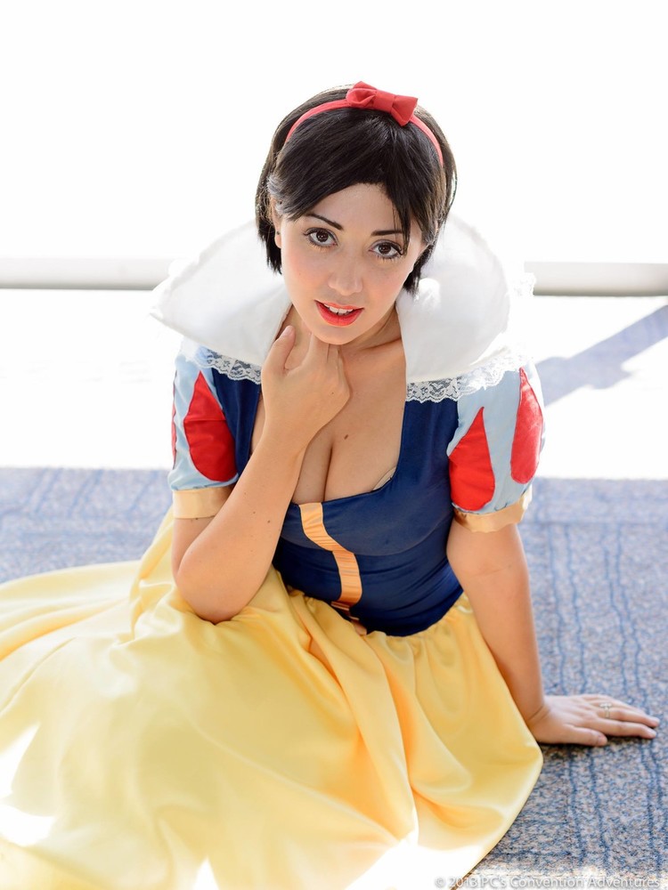 Victoria Augusto as Snow White